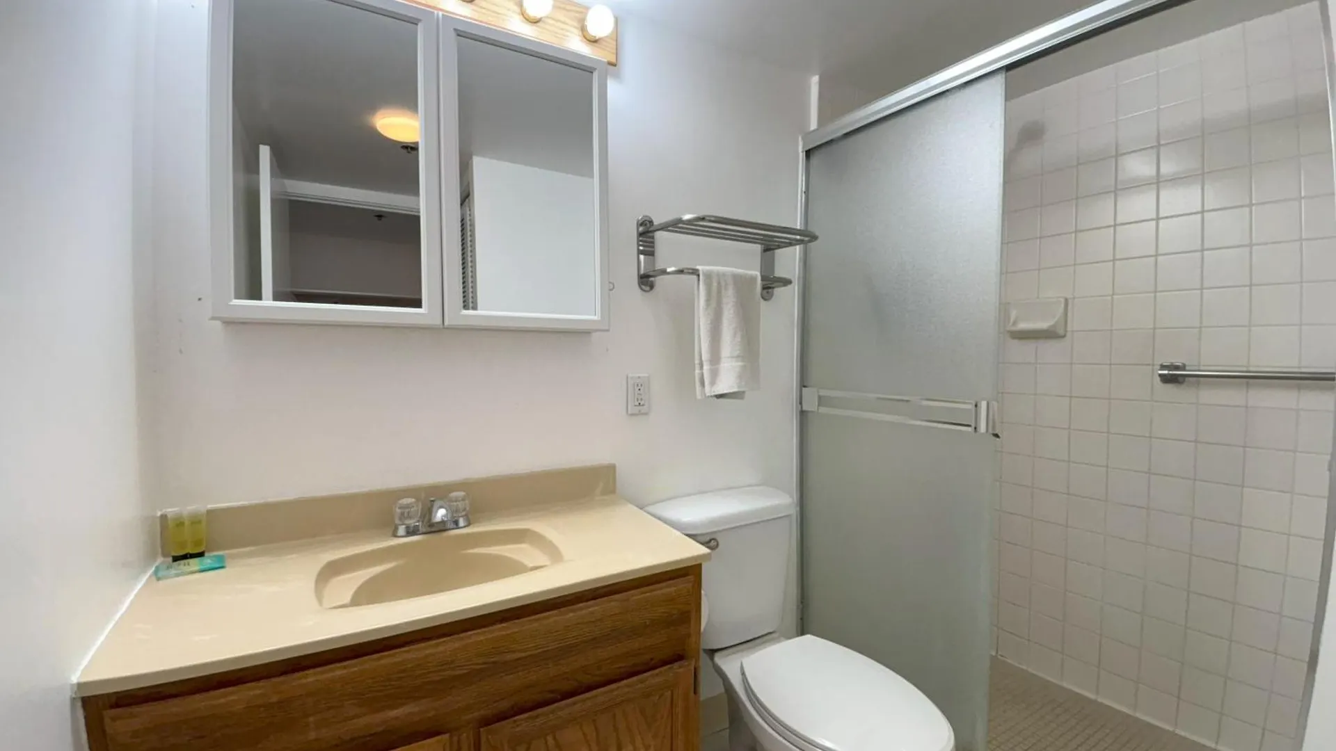 Ilikai Apt 1042 - Spacious Studio With Ocean-Lagoon Views Honolulu